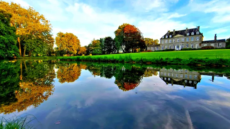 【環顧三十英畝森林草原河流湖泊！城堡與樹林在湖泊中的倒影。】