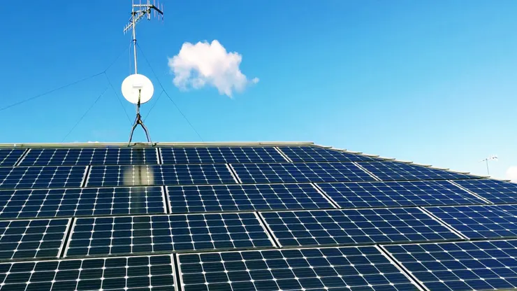 一般民宅屋頂的太陽能板