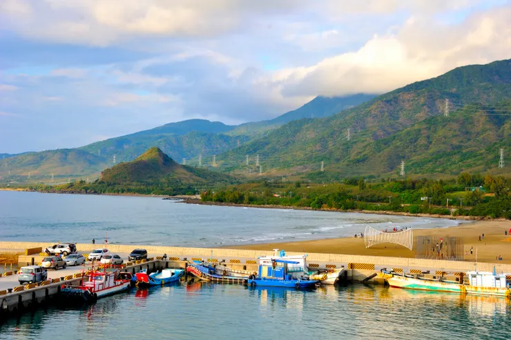 【在觀景伸展台遠眺！可遙見沙灘上的裝置藝術。】