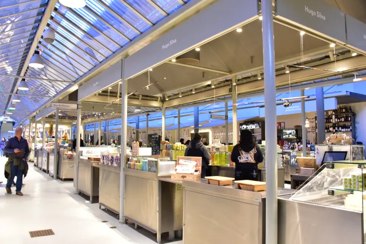 市場內部寬敞舒適