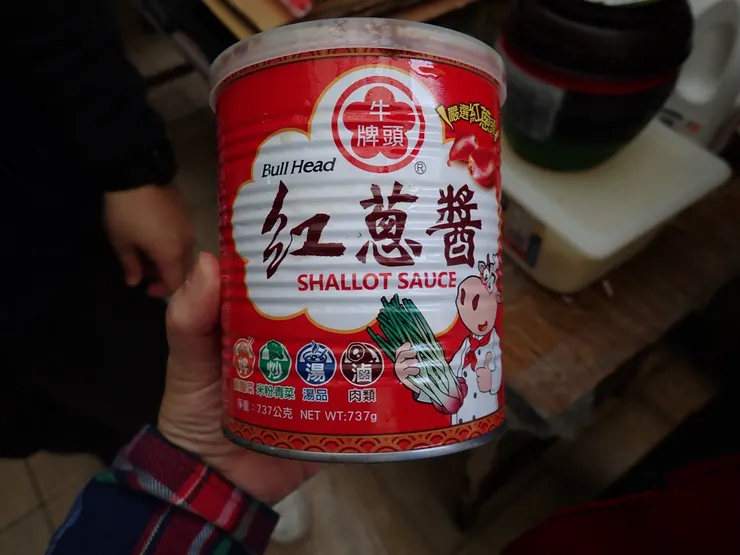  康萊爾國中小被查出存放3件逾期調味料，衛生局依違反食安法裁處6萬元。圖：食藥署提供