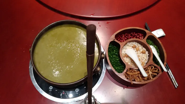 南寧餐廳裡嚐到一碗擂茶，青草與堅果香交織，帶著少數民族的古老風味。初嚐或許陌生，卻讓人忍不住一口接一口探索。