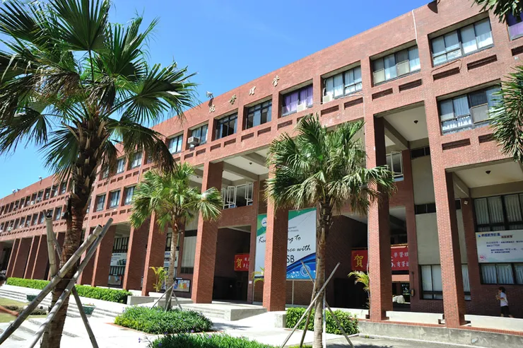 中山大學是南部國際排名最高的管理學院, 老師的學術素養深厚, 十分適合無工作經驗的碩士生打好理論基礎