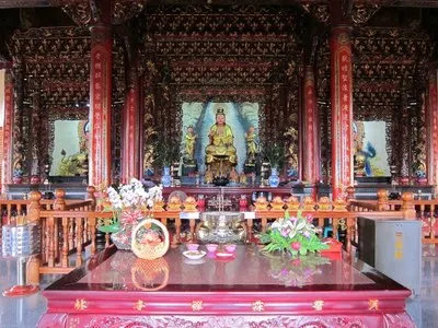 樑柱刻有「慈悲為懷」對聯（圖片截圖於網路）