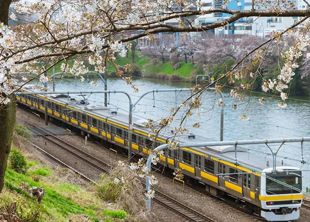 東京外濠公園賞櫻,欣賞櫻花與電車同框。(圖片取自Google Map)