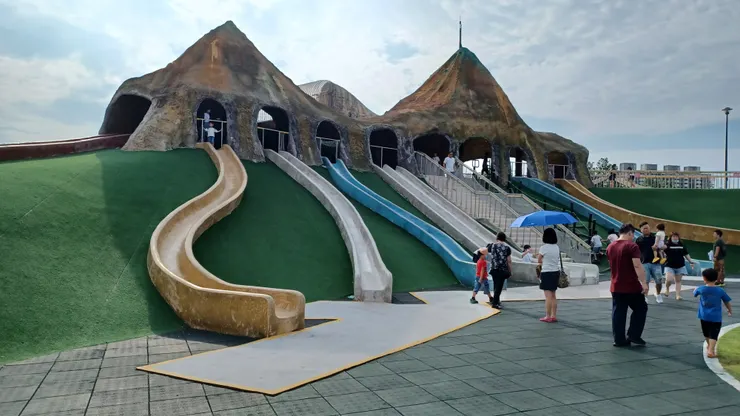 有著7道長短不一的溜滑梯，孩子們最愛玩的設施/獅山親子公園