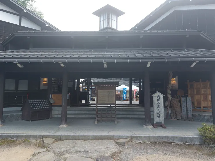 據說飛驒之匠文化館是為了紀錄在奈良時代的京城建造神寺的飛驒工匠們技藝，在白壁土藏街的房屋屋頂木樑上可以發現白雲的圖樣，正是專屬於飛驒工匠們的證明