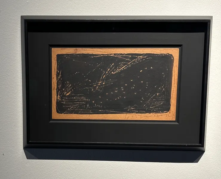 《Concetto Spaziale, 1951》在這次Art week 中的一家畫廊裡展示。畫作尺幅不大，可以放進登機箱帶走（被毆飛）。