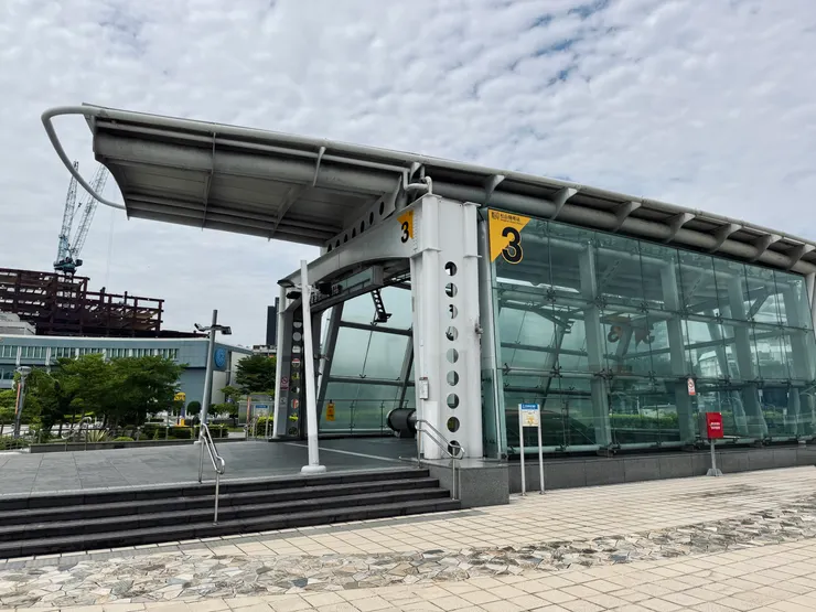 3號出口上來就是機場門口