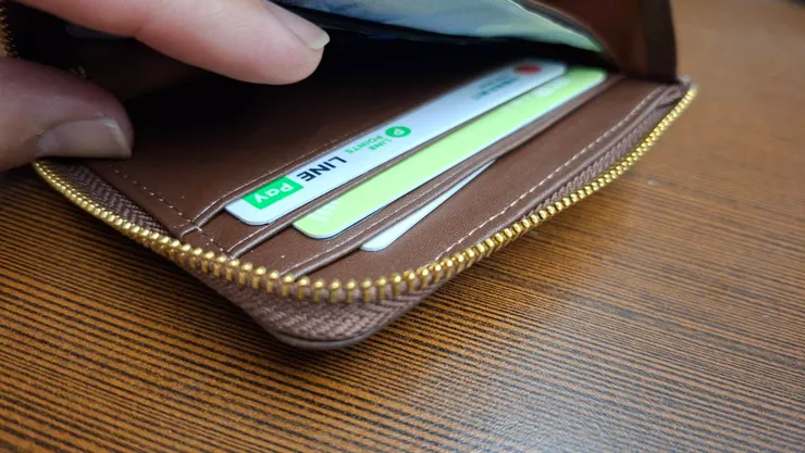 一邊是提款卡與信用卡