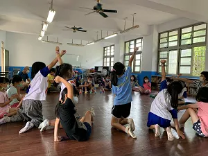 合唱團孩子上課認真投入