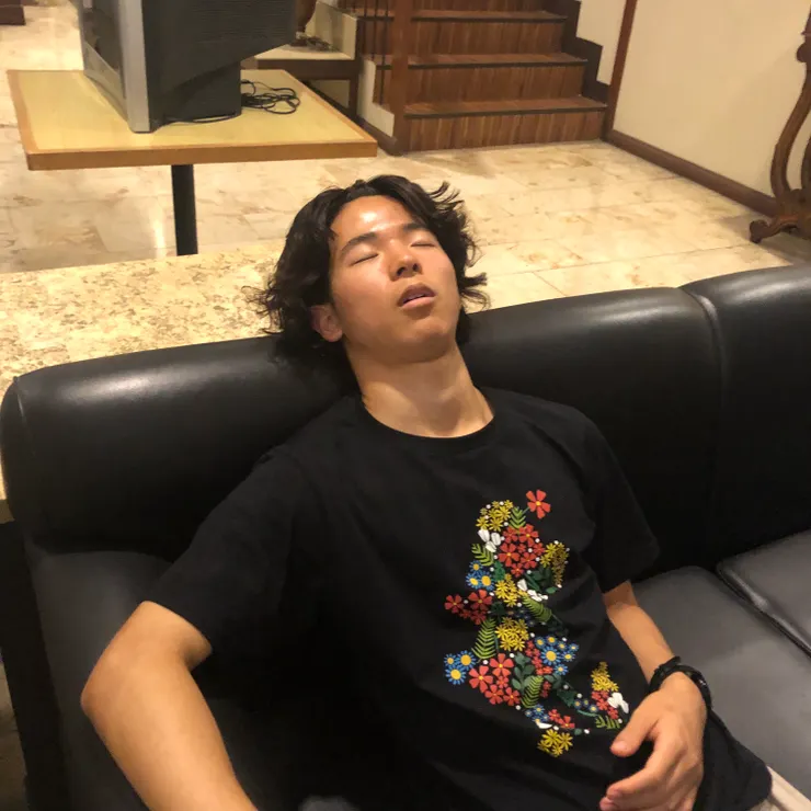 下午放學的時候看到yuri 在拉比睡覺，但他好像其實還有課，我拍到一半他突然張開眼睛看手錶說：阿西！class，猜他應該上課遲到了，我一開始嚇到，以為他生氣我拍他。