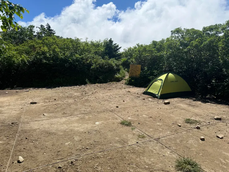 營地平整而避風