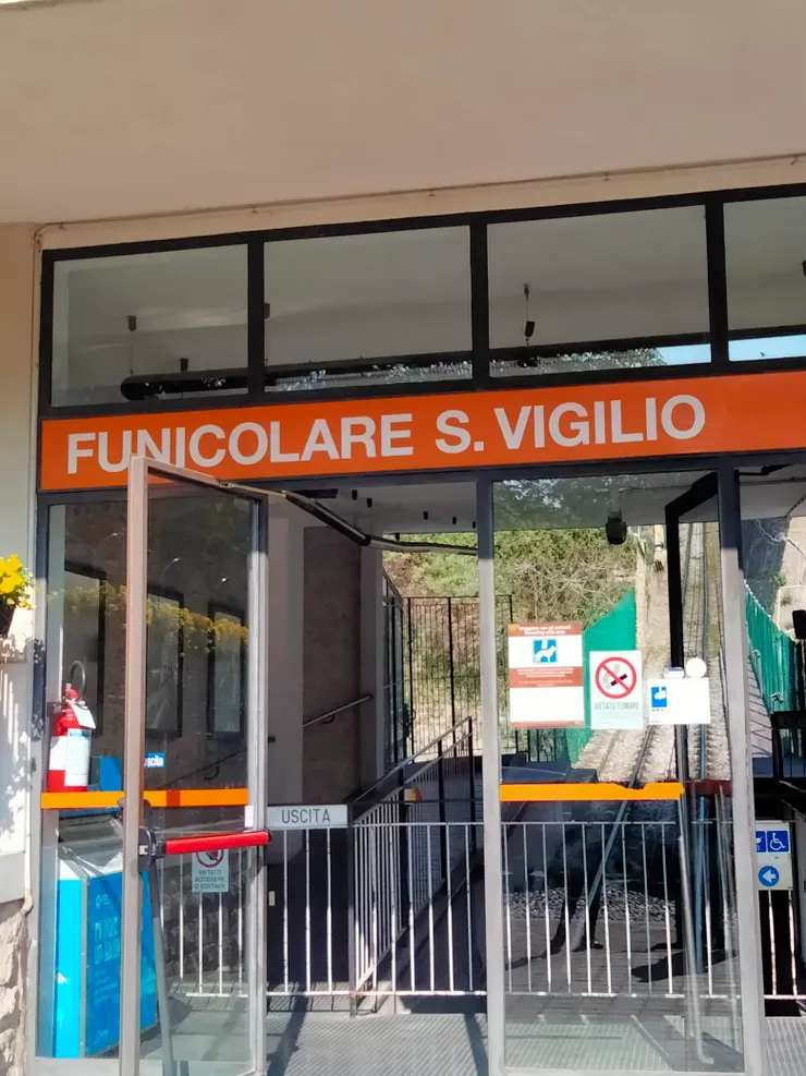  前往聖維吉利奧城堡的纜車站