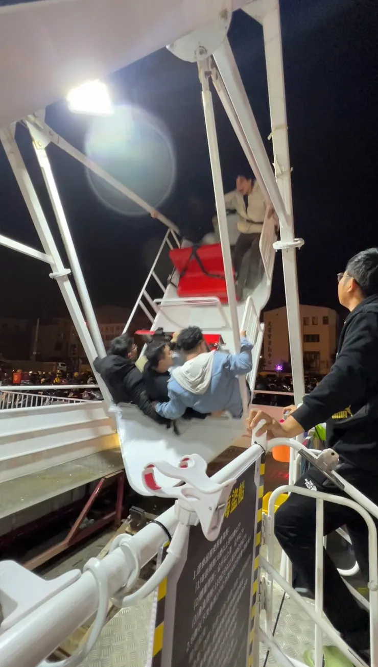 圖6 武聖夜市的海盜船(我穿白色外套)