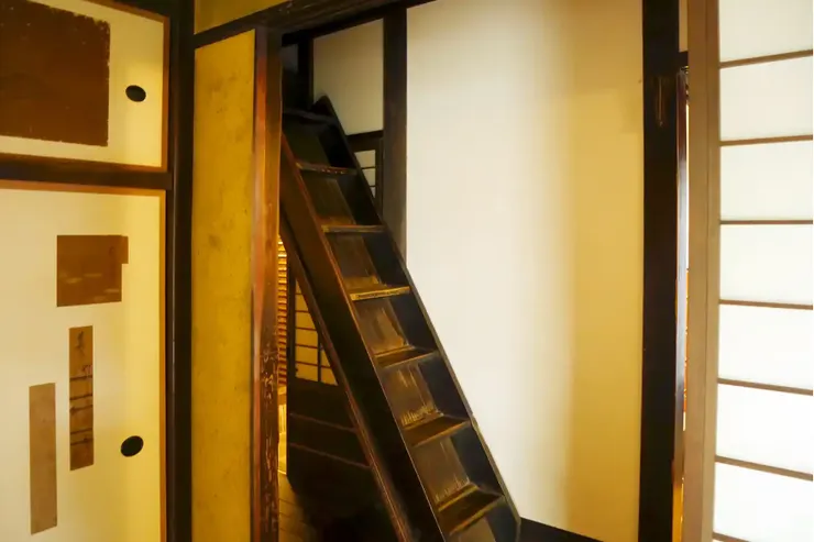 平時是藏在天花板的樓梯，要逃跑時可以放出來使用