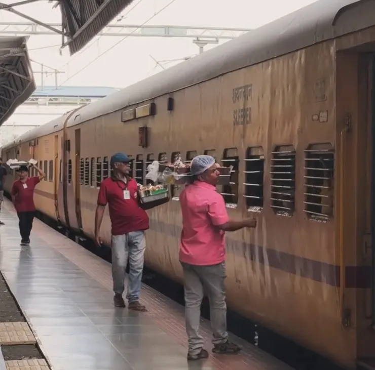 在月台上販賣物品的小販