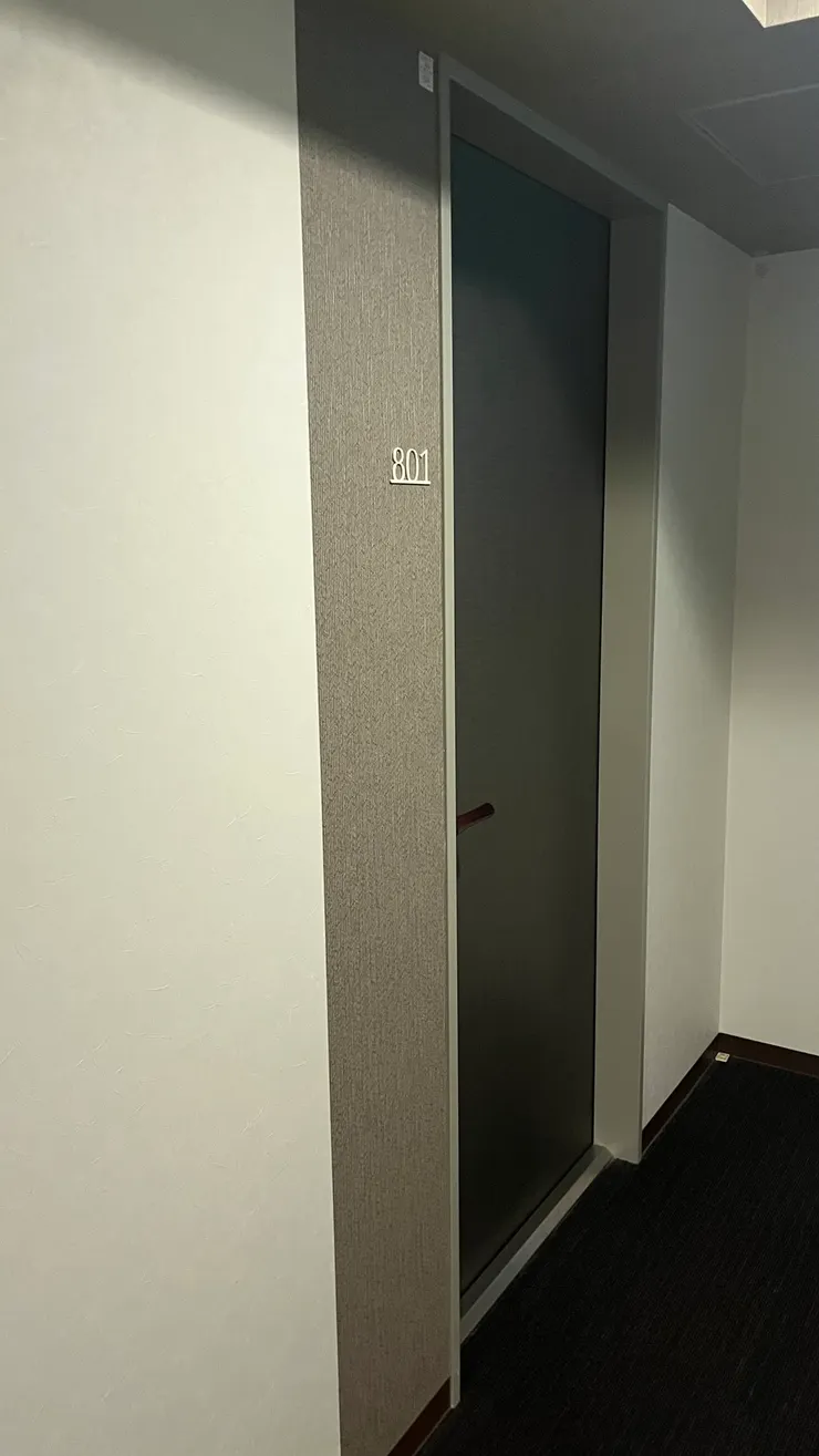 剛好住在邊間。