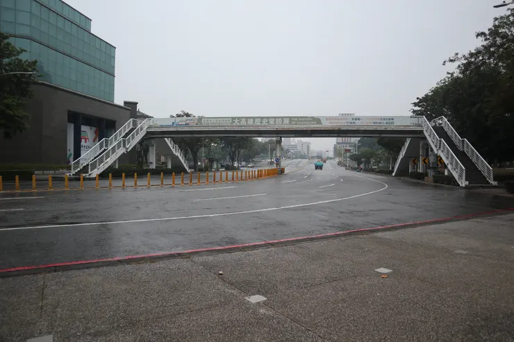 天橋圍欄常被張貼史博館廣告