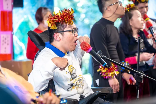 詩歌班上台演唱，在讚美聲中迎接嶄新的一年。