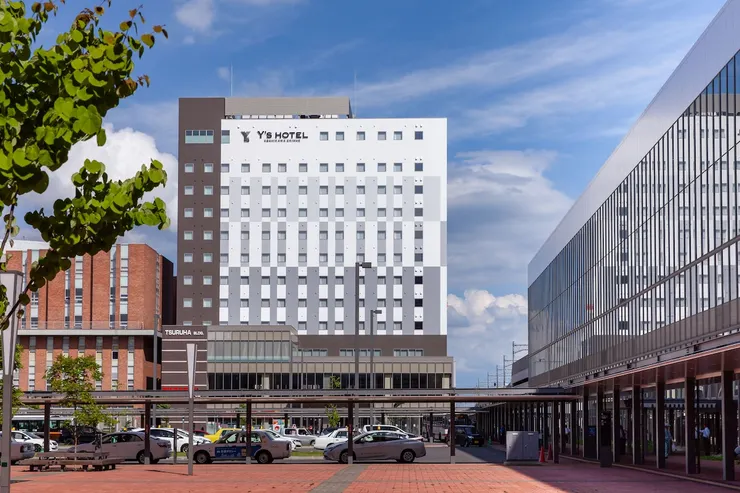 JR站遊客中心附近的門出來就是到飯店電梯入口