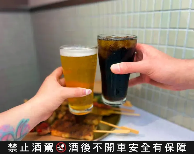 圖說:Cheers不只是氣氛,還要荷包有感!焦糖楓夏日雙杯祭開跑,指定飲料第二杯5折,快揪朋友一起乾杯,享受沁涼食光。(資料來源:焦糖楓)