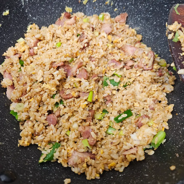 完成臘肉炒飯