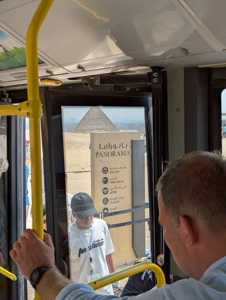 每一站都會有站牌(筆者攝影)