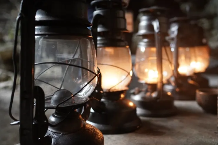 走進山谷時，面對全黑的窘境，我們不拿手機，提燈。