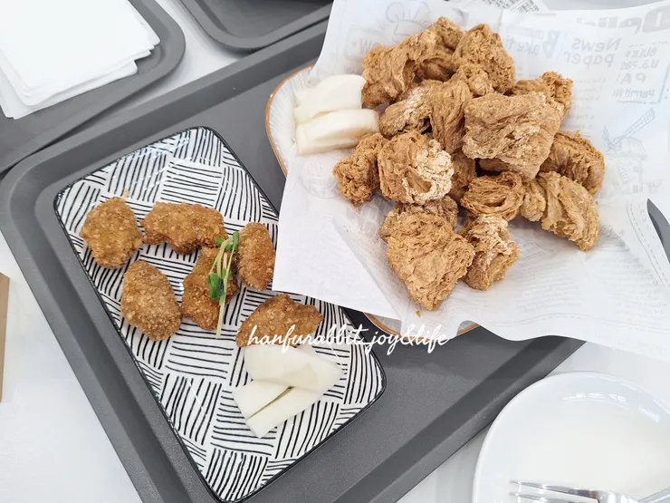 (左)塔香酥塊 / (右) 香酥豆包