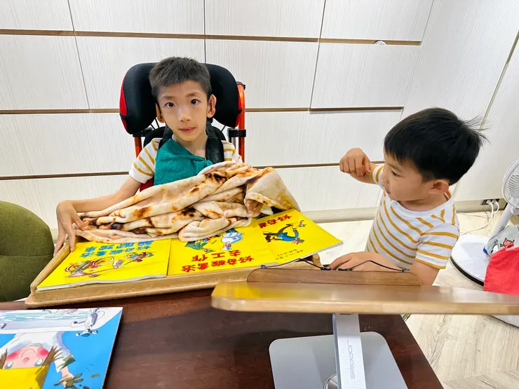 喜愛聽故事的祐在地球上聽了很多故事~這是弟弟讓祂選故事，弟弟要講給祂聽。