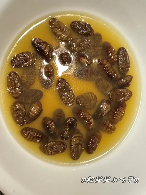 倒在碗中微波加熱30秒的小強…我是說蠶蛹，視覺效果更獵奇了…