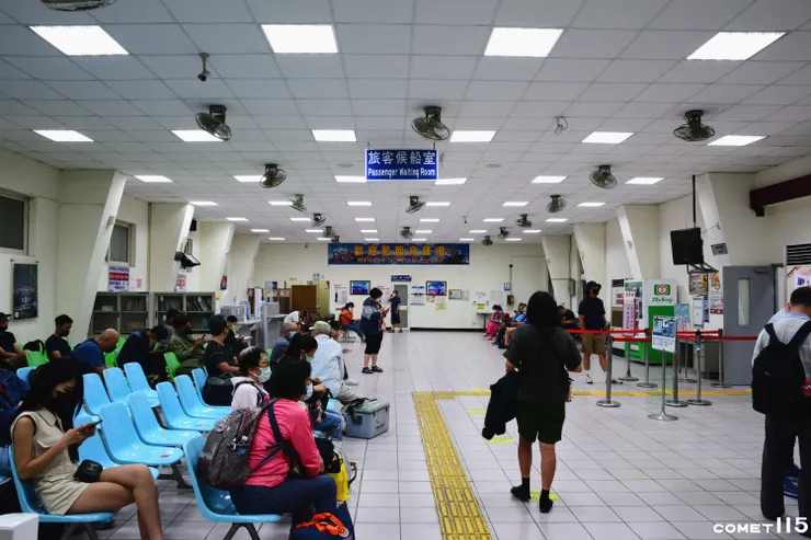 售票處斜對面就是候船室，內部頗為寬敞