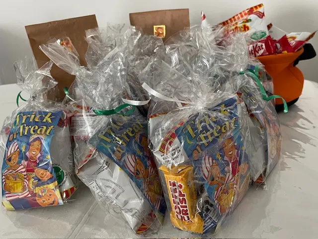 我們是基督教家庭，雖然不主張扮鬼扮馬，但也會在「萬聖節」的黃昏時分，準備好一大堆糖果零食送給來叩門的鄰居孩子們，跟他們分享福音信息。