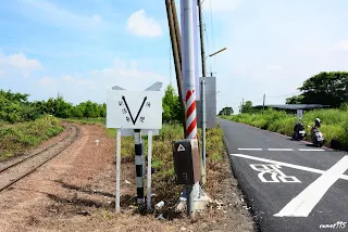分歧牌,後壁線在圖中機車停放的右側草叢中