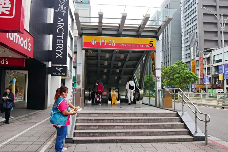 東門站鄰近鄰近永康商圈，吸引不少業者積極卡位