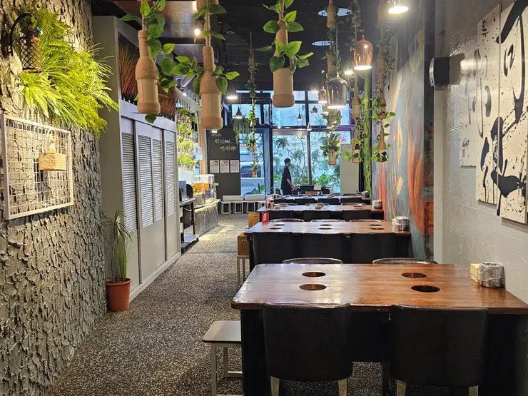 把這幾張桌子顧好，就是我做了 27 年的志願。