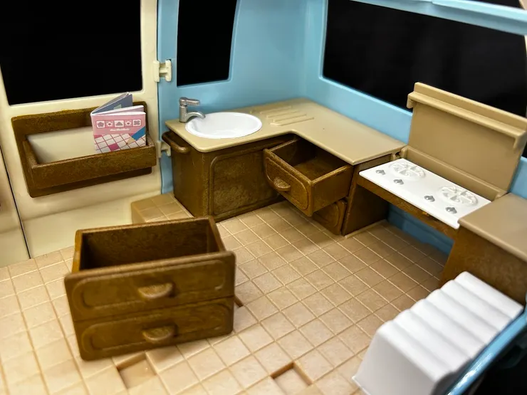 抽屜小櫃都是可以拉出來的，瓦斯爐也是掀蓋式