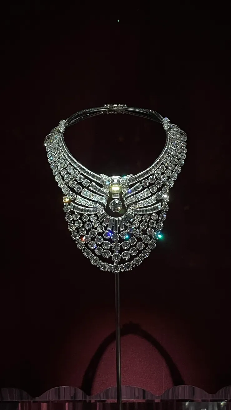 鉑金與鑽石做的領式項鍊，梵克雅寶典藏