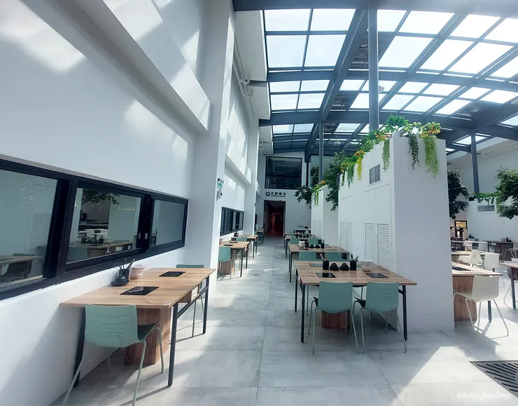 唯美玻璃屋森林系用餐空間-左側/ 圖片來源：Betty's Jump Diary