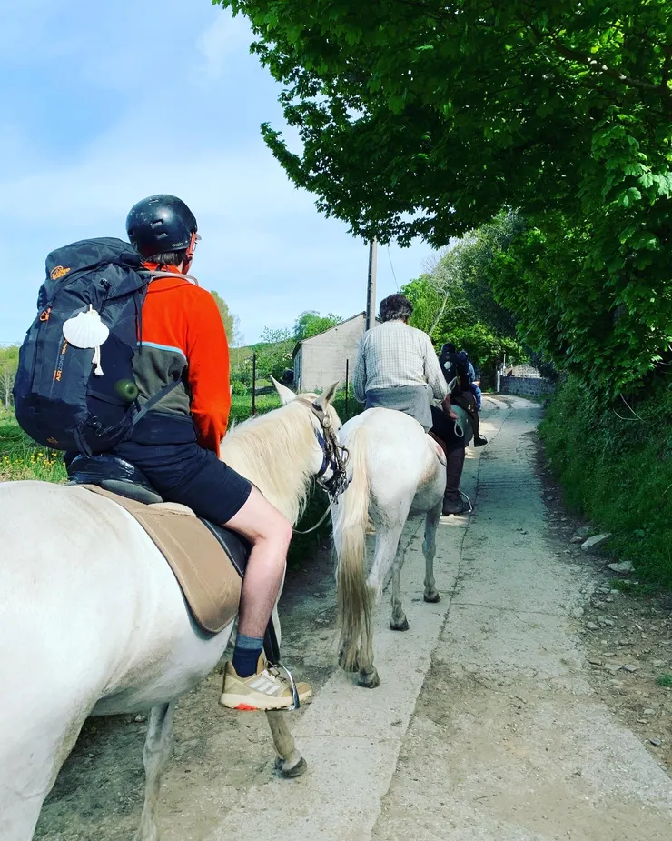 圖三:體驗騎馬的朝聖者們