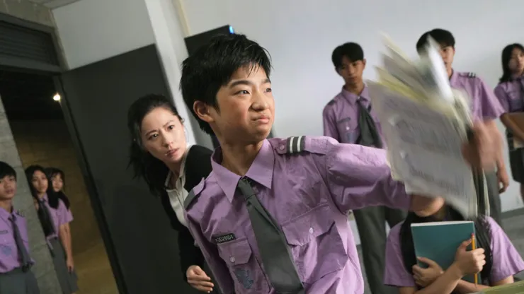 Miss Tien安撫因受霸凌欺辱與同學起衝突的李恆