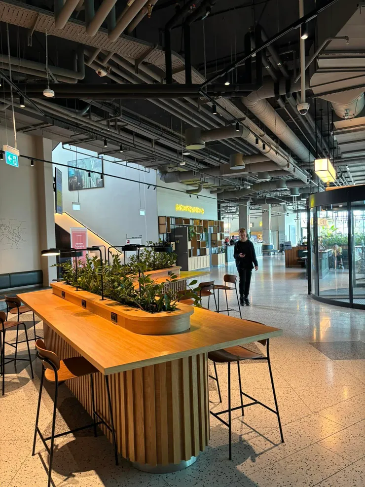 大廳寬敞，有許多有插座的座位，還有桌球桌