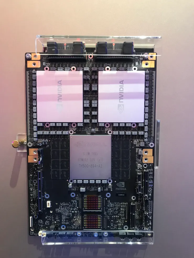 GB200模組包含了1X Grace CPU，和2X Blackwell GPU，使用第五代NVLink相互溝通連接，可以看到超高速訊號每隔一段距離就需要中繼元件把訊號品質維持住