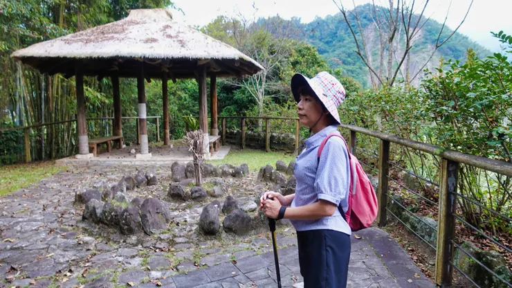 族人每次狩獵時,第一次引火燒火把的地方,亦即鳥占地點。以往鄒族人 都在此,點燃營火,出征時遴選之征 帥,均需經過鳥占,再將引火之火把帶回去。