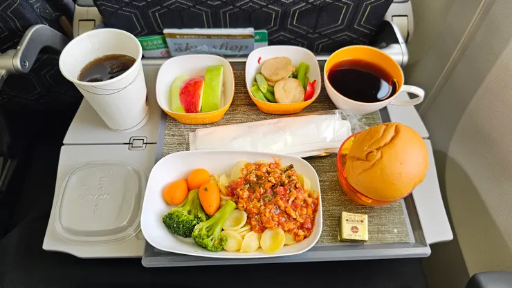 這是長榮航空台北飛新加坡BR225班機的義式雞肉醬朵麵飛機餐!奶油款式很特別!