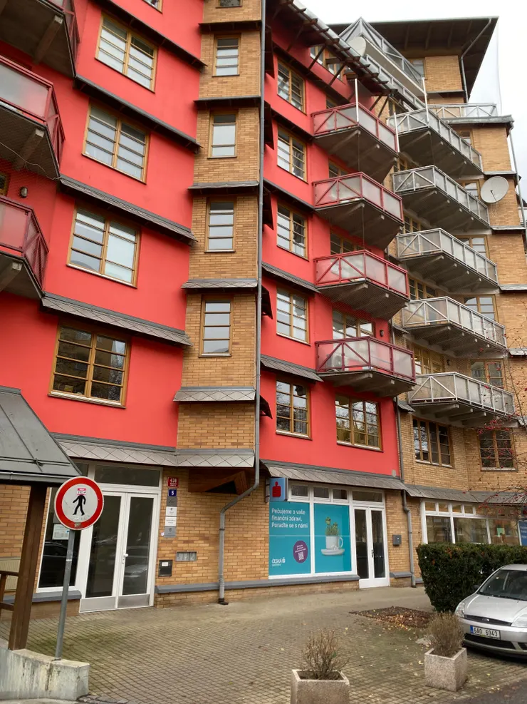 ▲過去捷克深受共產主義影響，其公寓多有典型蘇聯風格，住宅建造上強調功能與快速，設計上缺乏個性而單調，後來脫離共產主義後，在建築上向現代主義學習表現，可見一斑。