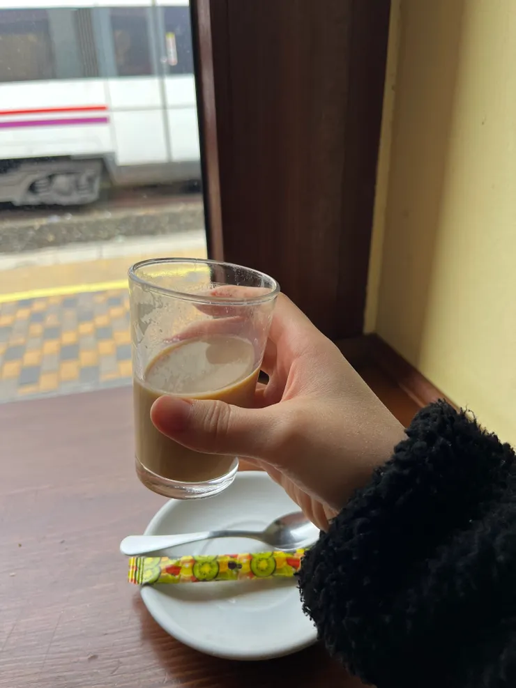 在車站旁邊的bar 等車回家（難得奢侈的點一杯拿鐵，因為太艱辛了😓