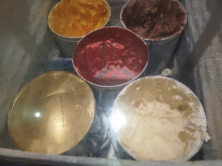 有冰淇淋耶~~呃，可是我吃太飽了（真佩服青少年的胃）