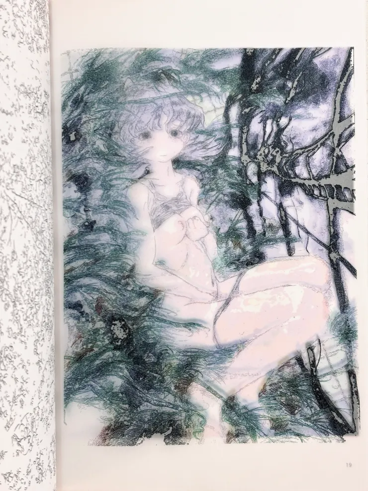 右頁蓋著印有線稿的描圖紙